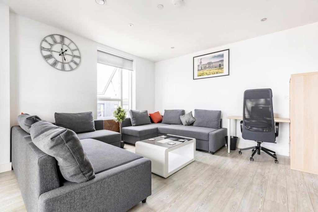 Stylish & Comfortable Top-Floor Flat In Harrow Лондон Экстерьер фото