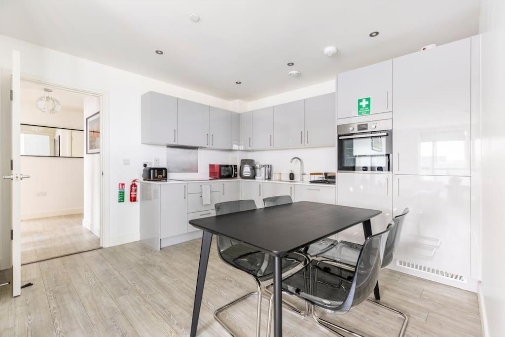 Stylish & Comfortable Top-Floor Flat In Harrow Лондон Экстерьер фото
