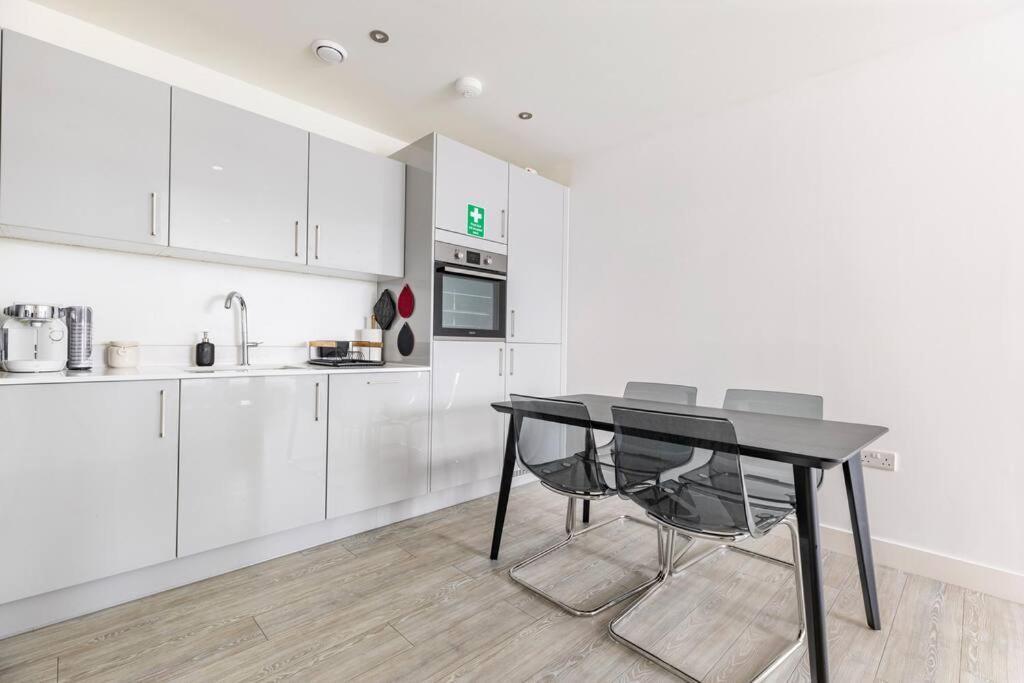 Stylish & Comfortable Top-Floor Flat In Harrow Лондон Экстерьер фото
