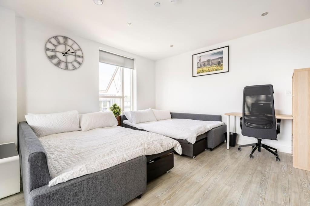Stylish & Comfortable Top-Floor Flat In Harrow Лондон Экстерьер фото