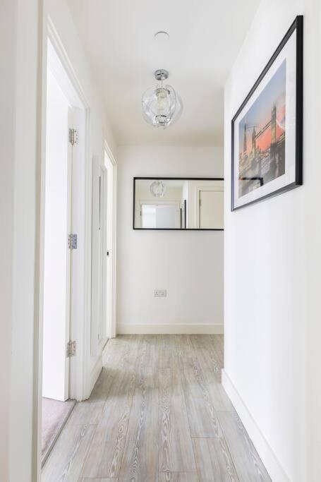 Stylish & Comfortable Top-Floor Flat In Harrow Лондон Экстерьер фото