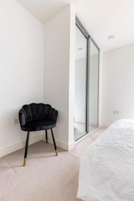 Stylish & Comfortable Top-Floor Flat In Harrow Лондон Экстерьер фото