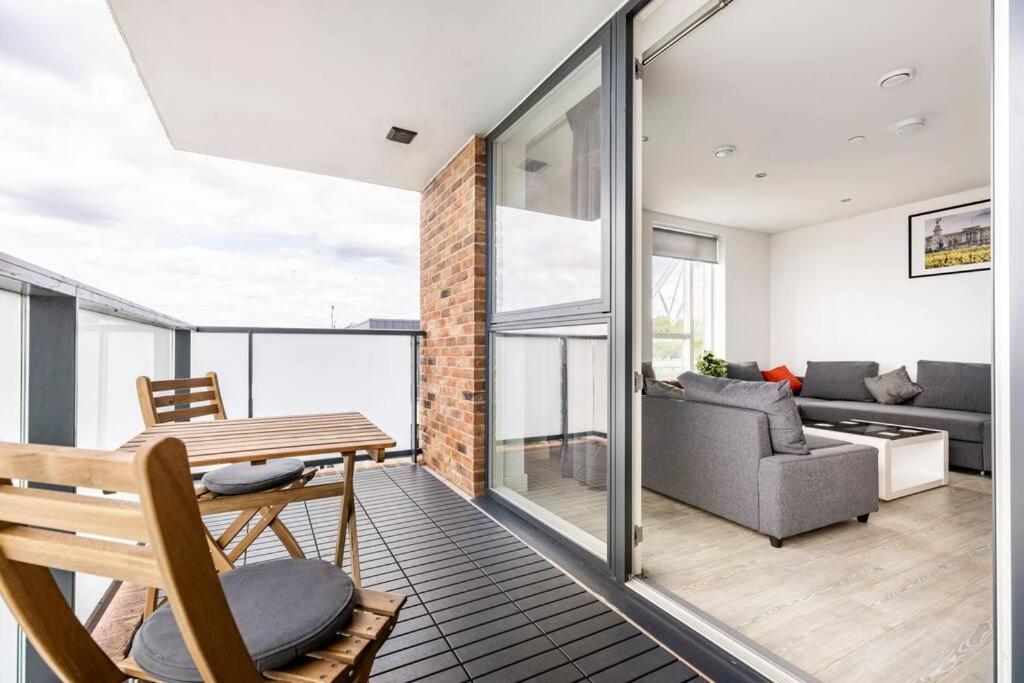Stylish & Comfortable Top-Floor Flat In Harrow Лондон Экстерьер фото
