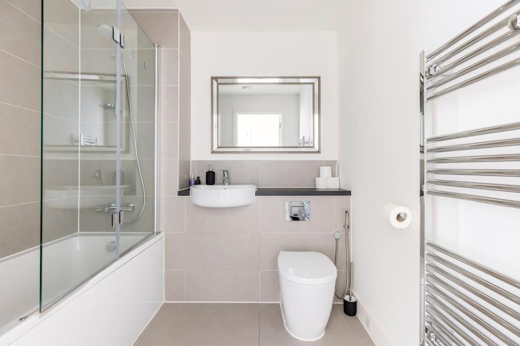 Stylish & Comfortable Top-Floor Flat In Harrow Лондон Экстерьер фото