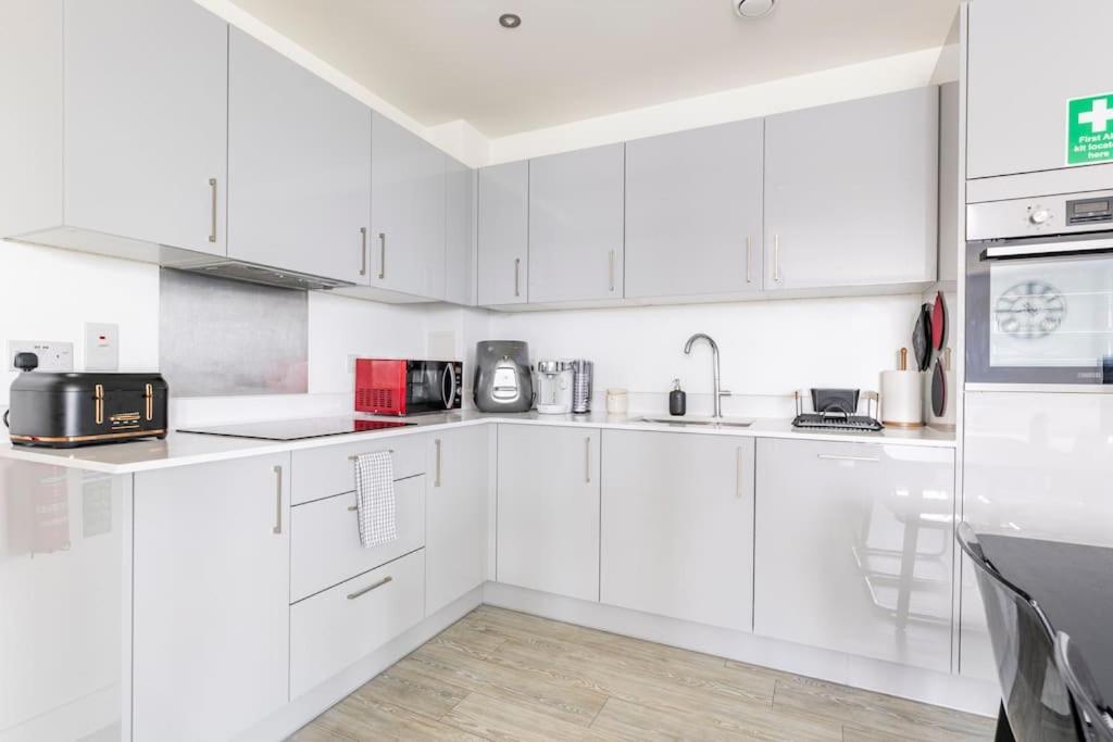 Stylish & Comfortable Top-Floor Flat In Harrow Лондон Экстерьер фото