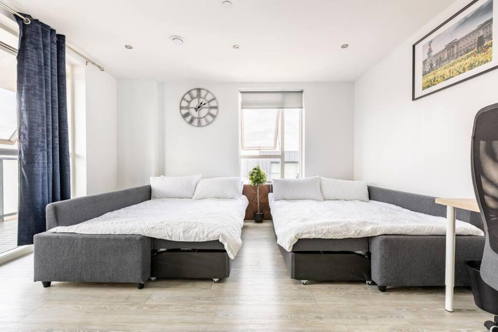 Stylish & Comfortable Top-Floor Flat In Harrow Лондон Экстерьер фото