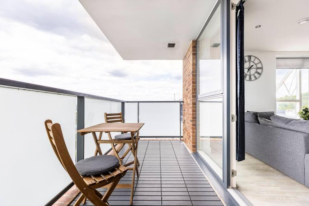 Stylish & Comfortable Top-Floor Flat In Harrow Лондон Экстерьер фото